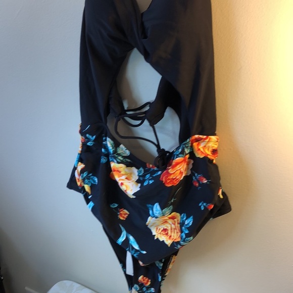 NWT XXL Cupshe cutout one piece black and floral bathing suit - Picture 6 of 8